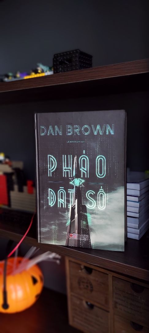 Một cuộc đầu trí căng thẳng trong các hành lang ngầm ở cơ quan chính phủ quan trọng bậc nhất Hoa Kỳ. Một cuộc chạy đua nghẹt thở dưới ánh mặt trời nóng bỏng của Tây Ban Nha. Tất cả đều nỗ lực đến tuyệt vọng để phá hủy một sáng tạo không thể tưởng tượng nổi của một thiên tài tật nguyền - một thuật toán sẽ xóa sổ toàn bộ ngành tình báo và đe dọa cán cân quyền lực của chính phủ Hoa Kỳ. Mãi mãi.