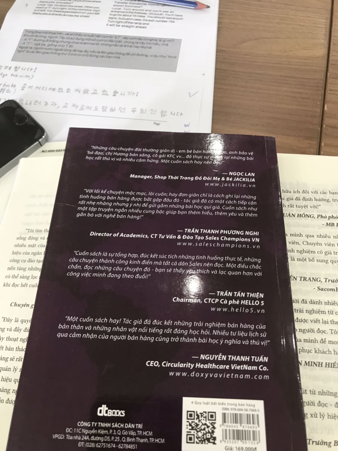 Một ngày đẹp trời, tôi lướt *** thấy tên của một người Anh (Anh Ngô Minh Nhựt- GĐ VCB Tân Định) người mà tôi thần tượng bấy lâu được tab vào 1 bài viết của tác giả. Tôi tò mò tìm hiểu tác giả này là ai? Sau cuộc “soi” tôi biết được anh là 1 chuyên gia bán hàng có kinh nghiệm, một Quản lý và tư vấn cấp cao cho 1 ngân hàng bán lẻ hàng đầu Việt Nam, anh cũng là 1 friend trong nhóm của cô Trần Thanh Phương Nghi, một chuyên gia đào tạo mà tôi  có cơ hội tham gia lớp học của Cô.
Để thoả sức tò mò của mình, tôi quyết định mua 1 lần 4 cuốn sách mà tác giả đã viết (Đừng cố gắng Bán hãy giúp khách hàng Mua, Khách hàng là một mối quan hệ không phải là một giao dịch, Mô hình bán hàng tổng lực, 4 quy luật bất biến trong bán hàng).
Sau khi nhận sách, tôi chọn lấy 1 cuốn và đọc 1 lèo trong vòng 1 ngày đã ngấu nghiến xong 1 cuốn. Qua những gì tác giả chia sẻ, tôi đã mở mang thêm nhiều thứ, tôi sẽ áp dụng những điều tâm đắc trong 4 cuốn sách này vào công việc, hy vọng sẽ có thêm nhiều trải nghiệm quý giá.
Để nhân rộng tầm ảnh hưởng của 4 cuốn sách này, trong thời gian tới tôi sẽ mua vài cuốn để tặng cho các nhân viên, các đồng nghiệp của tôi, mong muốn họ sẽ áp dụng và chi sẻ những trải nghiệm của họ để tôi có thêm những kiến thức và case study trong việc hành nghề của mình.
Chúc mọi người luôn vui vẻ và hạnh phúc..?❤️