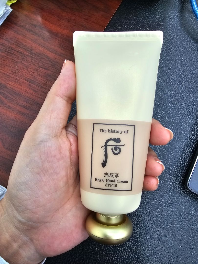 Hương thơm dễ chịu. Ẩm mà ko nhờn rít.