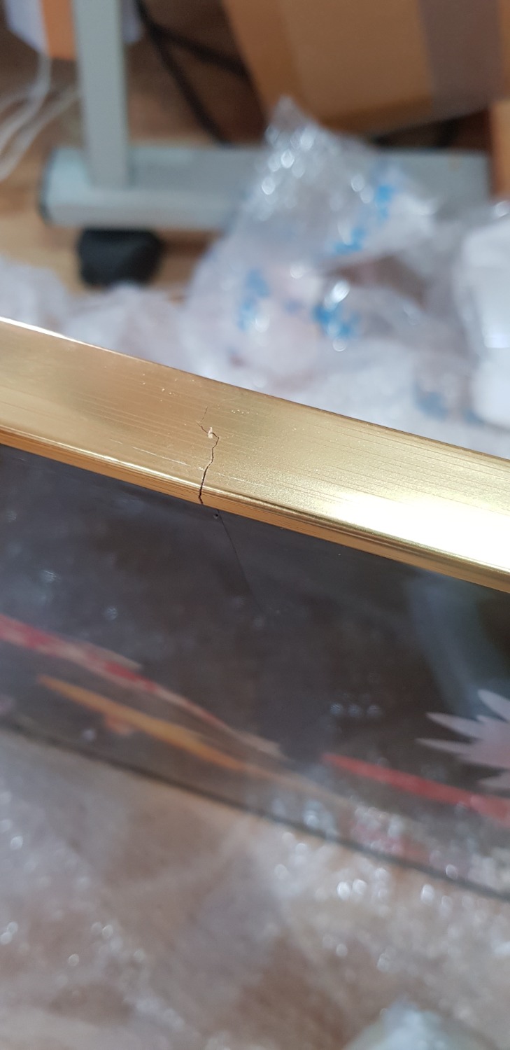 bạn ơi sáng này mình có nhận 1 bức tranh cá Koi khi mở bao bì ra thì nó đã bị rãy rồi bạn xem và phản hồi giúp mình