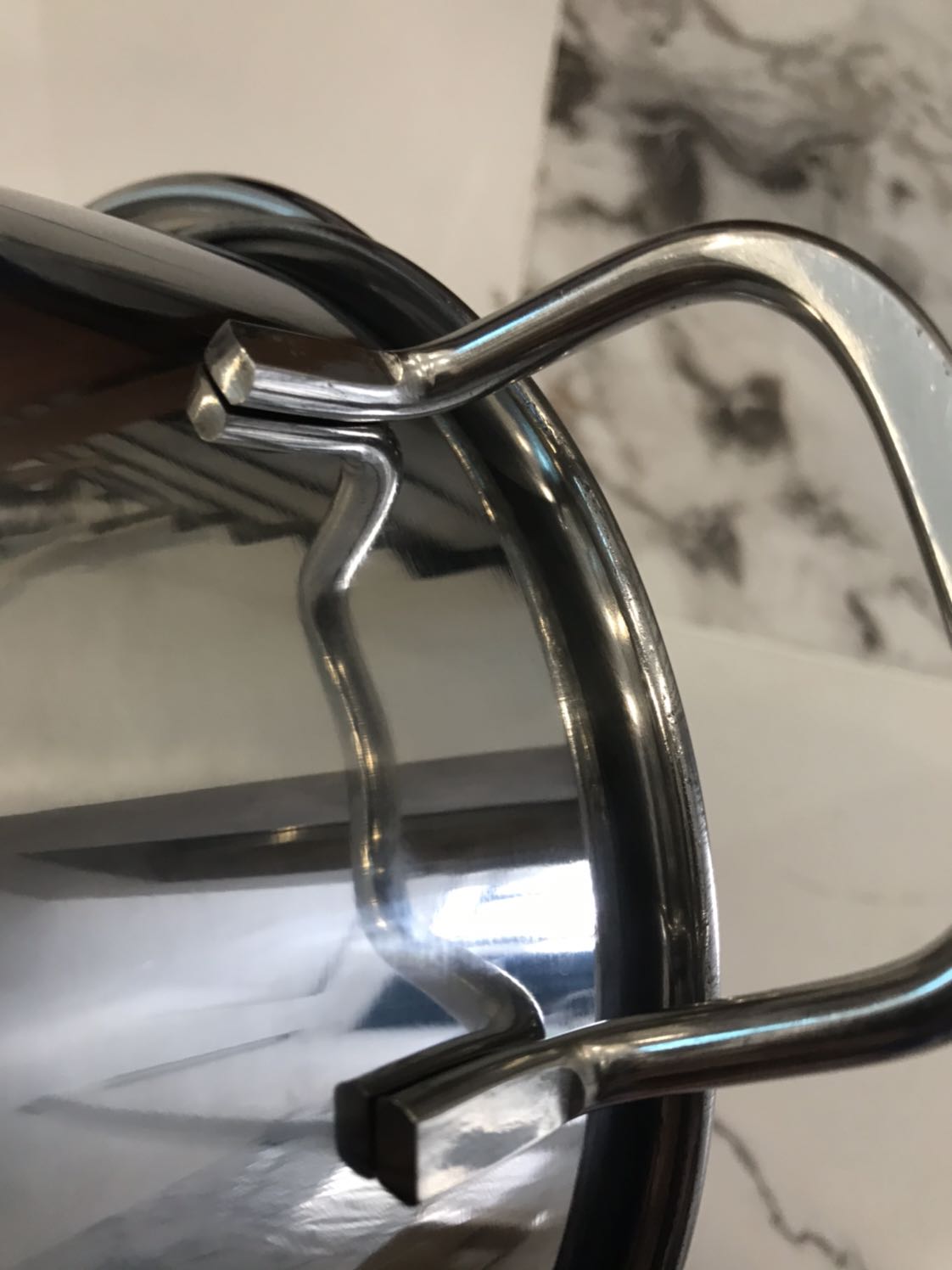 Cho 3* thôi, nắp nồi và miệng nồi có dấu vết vì bị mở bung ra và không được bảo quản. Còn lại Ok.