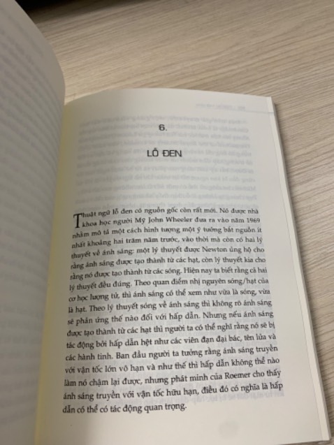 Nhiều kiến thức, cần kiến thức vật lý phổ thông để đọc dễ hiểu hơn, tổng quan về vũ trụ, kết hợp với Vũ trụ trong vỏ hạt dẻ thành cặp sách về Vũ trụ khá bao quát, hầu như các vấn đề của Vật lý lý thuyết đều được đề cập, từ Thuyết tương đối đến Vật lý lượng tử