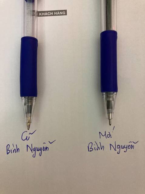 Lúc mở hộp bút ra, nhìn thấy đầu bút khác là đã nghi rồi, lúc viết được nét đầu tiên thì thôi, xác nhận luôn là loại này không phải là loại TriTouch mình vẫn dùng trước giờ, cảm giác như bị *** đảo vì rõ ràng Tiki để shop là Uy Tín nhưng lại bán bút như dạng bút fake Double A TriTouch, mực viết bị đọng ở đầu bút rất nhiều, nét mực ra không đều, cảm giác viết rất ức chế chứ không mượt như cây TriTouch vẫn dùng trước giờ. Xin phép được rate 1 sao.

Khuyên thật lòng ai đã từng dùng bút Double A TriTouch không nên mua qua sản phẩm của shop này.