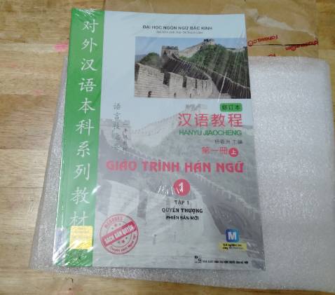 Giao hàng nhanh, đóng gói kĩ càng, sách có hình minh họa, nội dung bài giảng dễ hiểu với người mới học tiếng Trung như mình, đánh giá 5 sao!