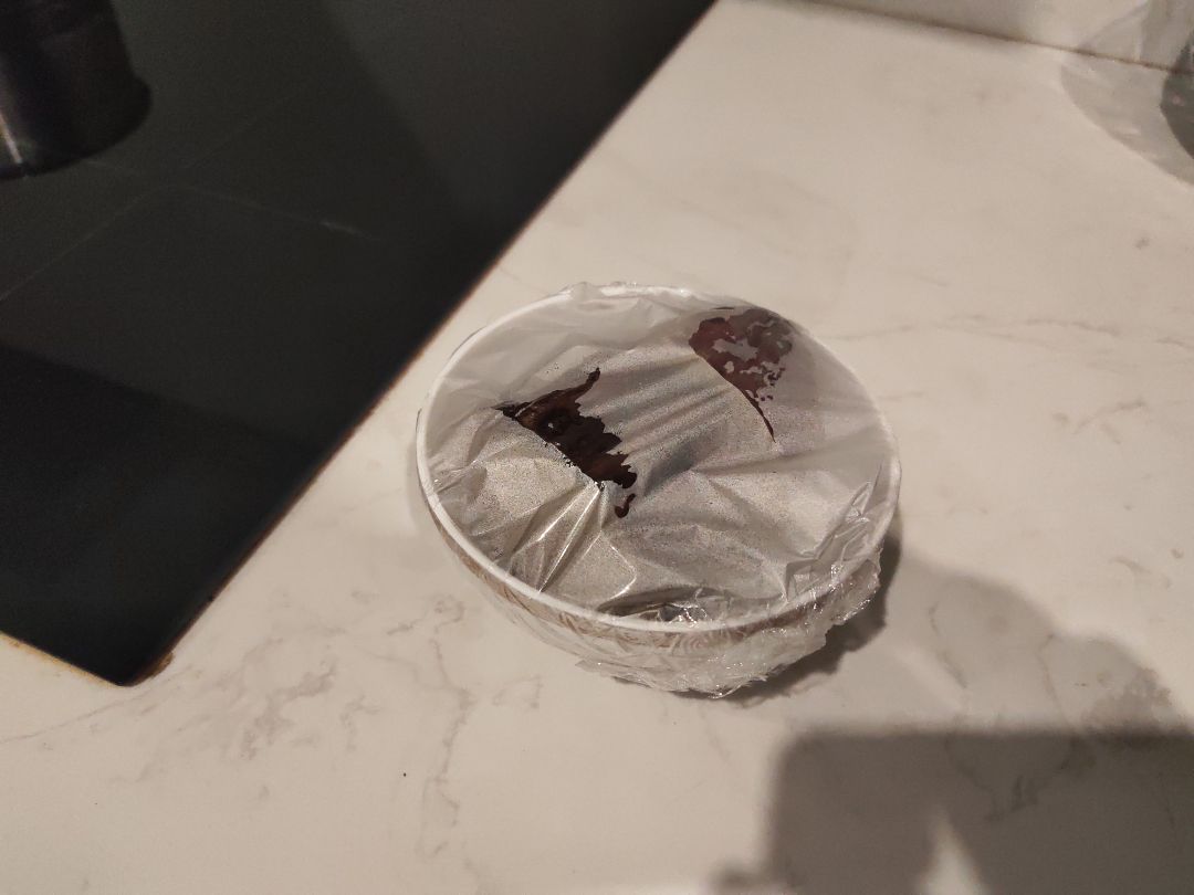 độ dính kém. thường bị hở khi để vào tủ lạnh sau 2h. không bằng các hãng khác cần nghiên cứu lại để đỡ mất khách