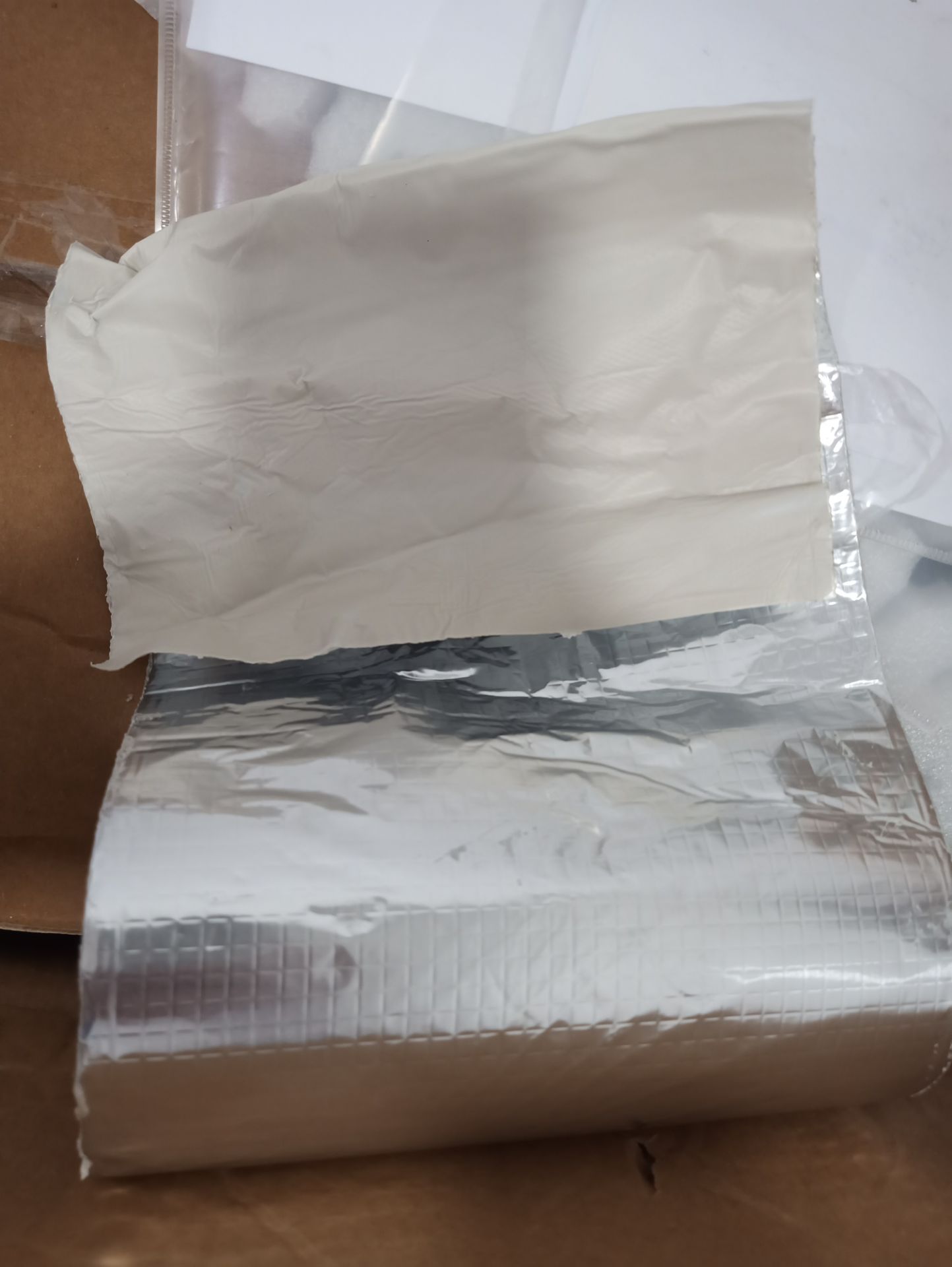 sản phẩm phù hợp với giá tiền. giao hàng nhanh, dán khá dính, đóng gói cẩn thận