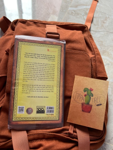 Mình từng đọc và nghiên cứu rất nhiều về luật hấp dẫn của vũ trụ cũng như áp dụng nhiều phương pháp hay hữ ích giúp bản thân đạt được vài thành tựu to nhỏ trong suốt 3 năm qua. Đây cũng là một quyển sách hay đáng đọc. Rất khuyến khích các bạn sở hữu một cuốn cho riêng mình. Cảm ơn quà tặng của shop và bao bì bảo vệ sách, giao hàng nhanh chóng, đóng gói cẩn thận. Xin cảm ơn!