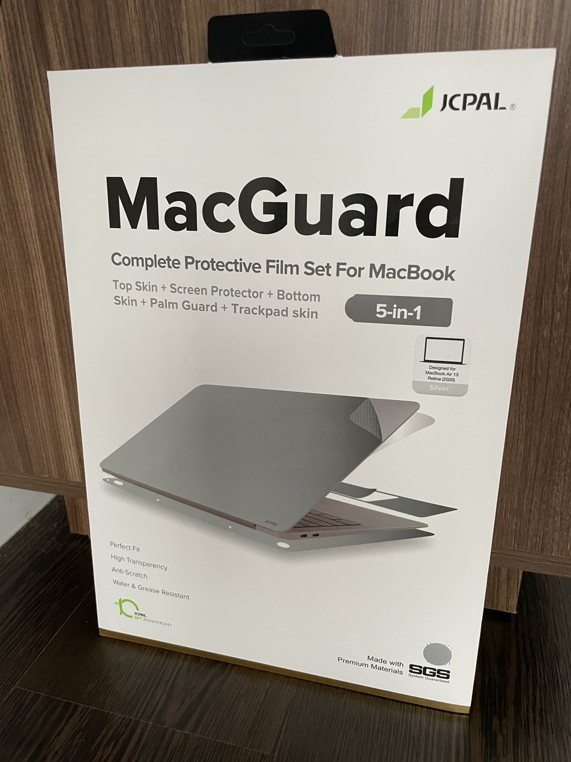 Miếng dán cắt vừa đúng với máy, nhưng hơi khó dán chính xác nếu tự dán lần đầu, màu miếng dán tương đối khớp với màu của máy, keo bám dính tốt, bề mặt miếng dán có gạch kiểu caro (chắc để thoát nhiệt), Tiki giao hàng nhanh, sử dụng lâu chưa biết màu của miếng dán có thay đổi hay không, khó dán nhất ở mặt đáy và màn hình của máy