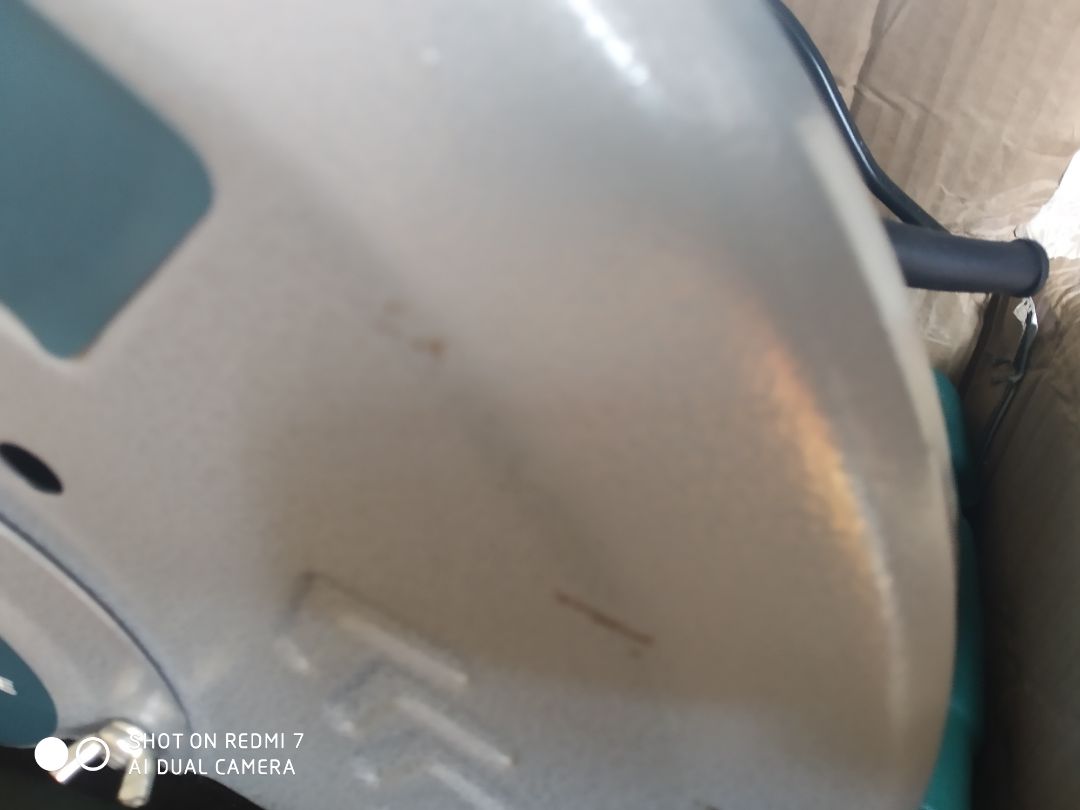 mua lần đầu thấy giới thiệu là hàng chính hãng đặt đắt tiền hơn trang khác nhưng thật thất vọng, vì là hàng nhái ,tem là tem dán ,dán cũng không thẳng , máy chạy kêu to ,lọc cọc , lộc cộc ,đĩa cắt như và vào chắn bảo vệ , như bị rơ bi , quấn dây nhôm hay đồng thì chưa kịp kiểm tra , vận chuyển hàng thì móp méo trầy xước ,mua lần đầu mà thất vọng, không biết có được bao lâu