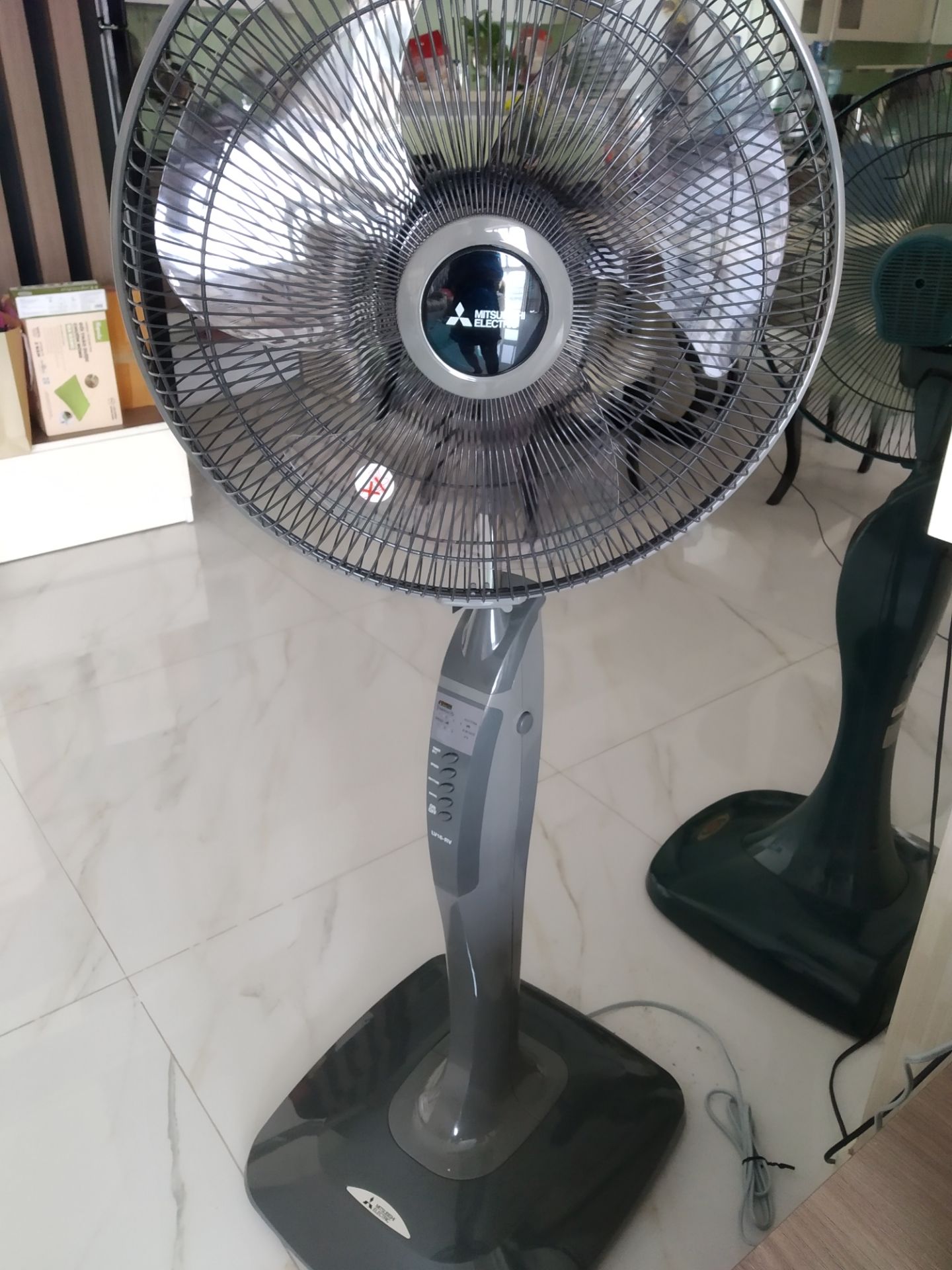 Hàng giao nhanh, bao bì ngoài cẩn thận nhưng bao bì đóng gói quạt thì rách. Nhưng may mắn quạt không bị xước và vỡ, tạm ổn