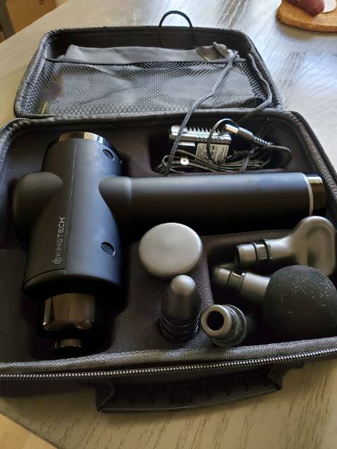 Mua máy massage về thì nhận kèm luôn một cô phục vụ luôn. Chiều nào thấy mình đi làm về là con gái cầm máy đấm lưng bố luôn. Chất lượng máy rất tốt đấm đều, mạnh và không ồn êm ru,  chất lượng "nhân viên con" càng tuyệt vời phục vụ rất ân cần, nhiệt tình. Có cái túi đựng nên con gái suốt ngày xách ra xách vào đòi "đấm bố" thôi nhưng cái này bố thích !