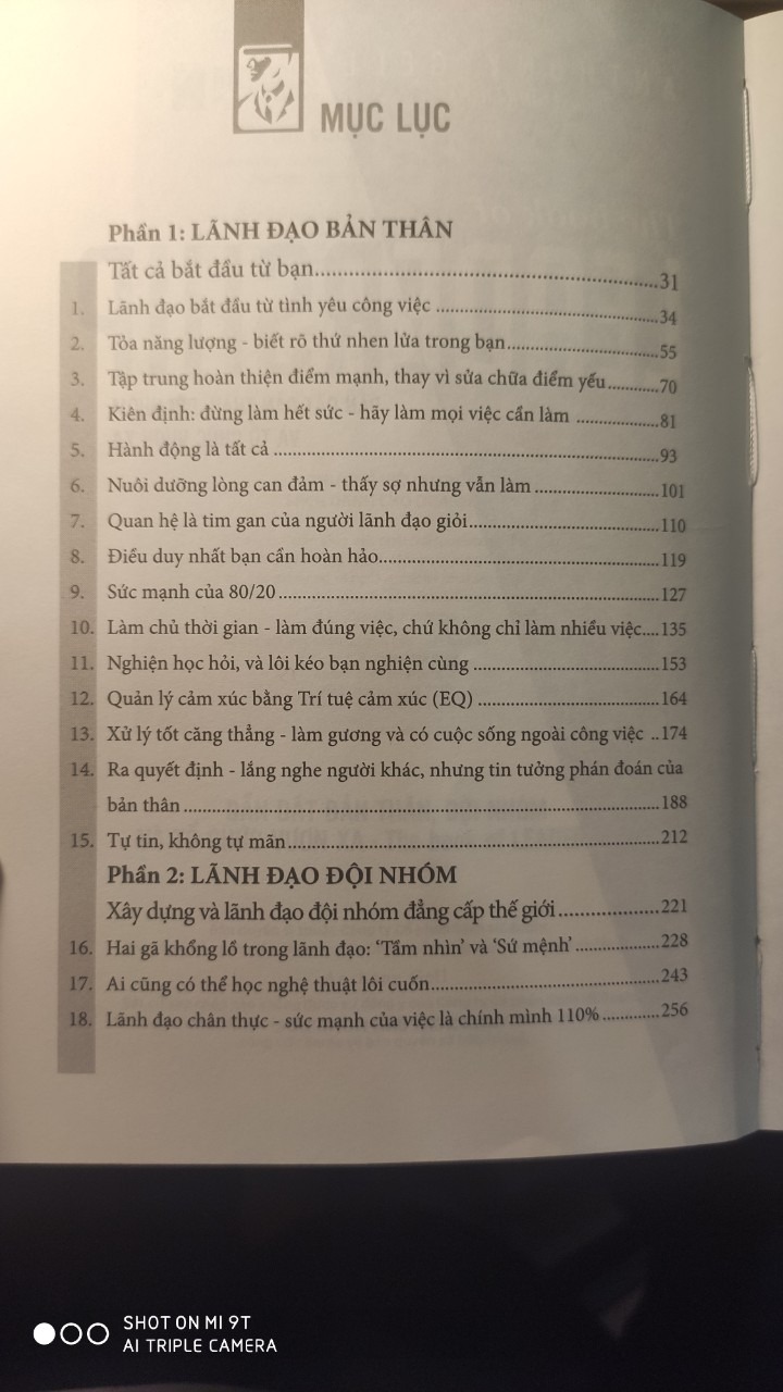 Đây là một cuốn sách kiến thức tổng hợp thú vị về chủ đề lãnh đạo. Độ khó của sách thuộc mức độ trung bình đến cao, nên sẽ khá khó cho bạn chưa đọc sách nhiều, đặc biệt với ai chưa từng lãnh đạo đội nhóm. Nếu nói về độ ngấm và hiểu, mình đoán với mình chắc mới tầm 20-30%, bởi vì chủ đề lãnh đạo, quản lí là một chủ đề rất rộng, bao gồm rất nhiều kiến thức xuyên suốt nhiều mảng từ quản trị kinh doanh đến nhân sự, từ tầm nhìn đến việc lập kế hoạch và thực thi trong thực tế, từ việc ra quyết định trong hoàn cảnh thuận lợi đến bản lĩnh dẫn dắt đội nhóm trong nghịch cảnh. Cuốn này xứng đáng là cẩm nang cho người lãnh đạo có thể dở ra đọc và nghiền ngẫm nhiều lần. 
Lãnh đạo là việc không hề đơn giản, vì ngoài việc phải lèo lái con thuyền đưa tổ chức đến kết quả (lãnh đạo mà không đạt được kết quả là một lãnh đạo tồi), bạn phải làm việc liên tục với con người, mà con người vốn rất phức tạp, tổ chức càng lớn thì việc lãnh đạo càng khó. Ngoài ra mọi người hay băn khoăn lãnh đạo là ở bẩm sinh hay do rèn luyện mà thành. Mình thì đồng quan điểm với tác giả, không có gì là không học được, chỉ là bạn muốn và thực sự dám theo đuổi đến cùng hay không. "Lãnh đạo là tổng hòa của đam mê, chính trực, khát vọng học tập cả đời, cống hiến, tư duy chiến lược và chăm chỉ".

Kiến thức và các chia sẻ trong sách không chỉ của riêng tác giả mà là tập hợp kinh nghiệm và lời khuyên quý báu của các top CEO, các doanh nhân và các guru kinh doanh hàng đầu thế giới như Jack Welch - General Electric, Terry Leahy - Tesco, Richard Koch - Nguyên lý 80/20.. Như các bạn có thấy qua trong mục lục sách, tác giả định hình việc lãnh đạo bắt đầu từ lãnh đạo bản thân -> lãnh đạo đội nhóm -> lãnh đạo tổ chức. Ý là muốn trở thành một người lãnh đạo tầm cỡ, bạn phải bắt đầu từ chính mình, làm tốt từ việc dẫn dắt nhóm nhỏ mới đến dẫn dắt được tổ chức lớn. Quan điểm này khá giống triết lý của phương Đông: tu thân, tề gia, trị quốc, bình thiên hạ. Muốn làm việc lớn phải bắt đầu từ việc nhỏ trước và cũng giống như lời thầy Nguyen Thai Duy luôn dạy: Bạn ra kinh doanh, muốn làm tốt và dẫn dắt được người khác, trước hết bạn phải ngon, ý là bạn phải có kỉ luật, can đảm, biết làm chủ thời gian, biết quản trị cảm xúc tốt (EQ), dám ra quyết định và khiêm tốn ham học hỏi. 
 
Nội dung kiến thức trong sách thì rất nhiều và mình đảm bảo nếu bạn muốn học về lãnh đạo, bạn sẽ không thấy hối tiếc khi dành thời gian đọc sách này vì có rất nhiều kiến thức có thể áp dụng ngay và mang lại hiệu quả rõ rệt trong việc điều hành của bạn, dù là một đội nhóm nhỏ hay một công ty lớn. Còn luôn không có con đường tắt, cách tốt nhất để trở thành một người dẫn dắt hàng đầu là nhảy vào làm, ta không thể biết bơi và bơi giỏi nếu không nhảy xuống nước. Trong quá trình làm, đối chiếu liên tục giữa liến thức và thực tế, khi đó việc học (đọc sách) mới trở thành bài học kinh nghiệm mang lại lợi ích đến cuộc sống của không chỉ bạn và những người xung quanh ???!

Hãy kết nối với mình qua *** Huỳnh Dương bạn nhé!