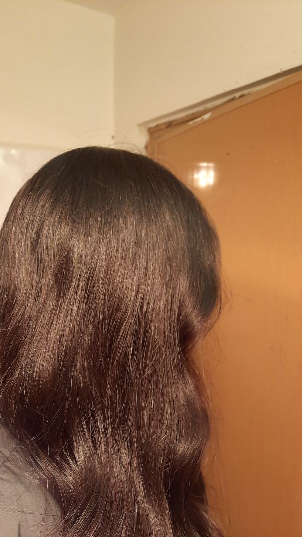 màu ra nắng có ánh khá đẹp, nhuộm xong tóc sờ vào mượt (tóc mình k hóa chất 2 năm nay rồi), còn trong nhà nhìn như màu đen. ko phủ bạc được.