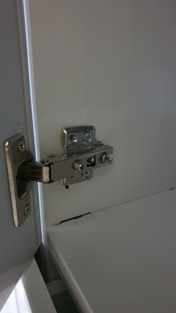 tủ ọp ẹp, bản lề không chắc chắn, nhựa quá mỏng và giòn nên bắn vít ko ăn. cánh tủ khi mở ra đóng lại thì bị chênh nhau không khép kín được,... đơn hàng giao tận nơi freeship nhưng chỉ ship tới đầu hẻm (hẻm lớn xe tải đi vừa) và yêu cầu mình phải thuê ba gác chở vô tới nhà hết 100k. Nói chung ko hề hài lòng với sản phẩm này. chắc được 3 tháng tủ rụng cái cửa vì bản lề quá dở