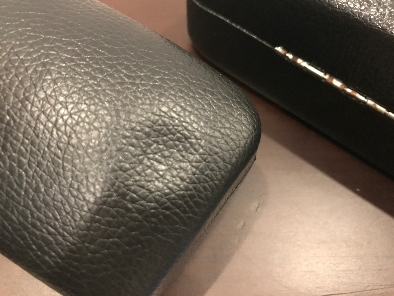 Mình rất thất vọng về hàng lần này. Hộp méo, xước, phần kim loại gỉ sét. Chắc sau này không dám đặt hàng trên tiki quá.