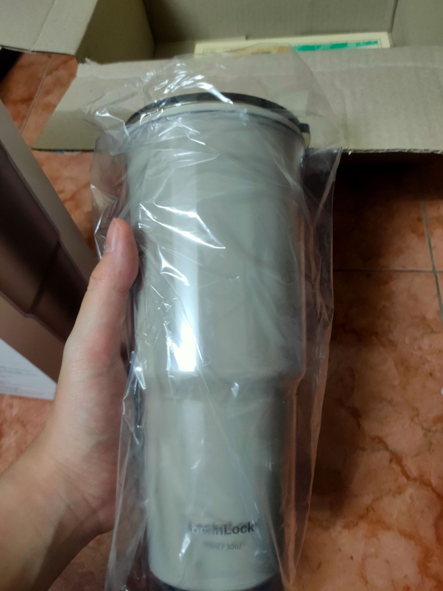 Giao hàng hộp hơi mốp nhưng bên trong ko bị gì. Ly xài ổn, thiết kế đẹp, dễ rửa. Điểm trừ là nắp thiết kế ko kín (có cái lỗ uống nước, nhưng ko có gì đậy lại), nên dễ bị đổ nước