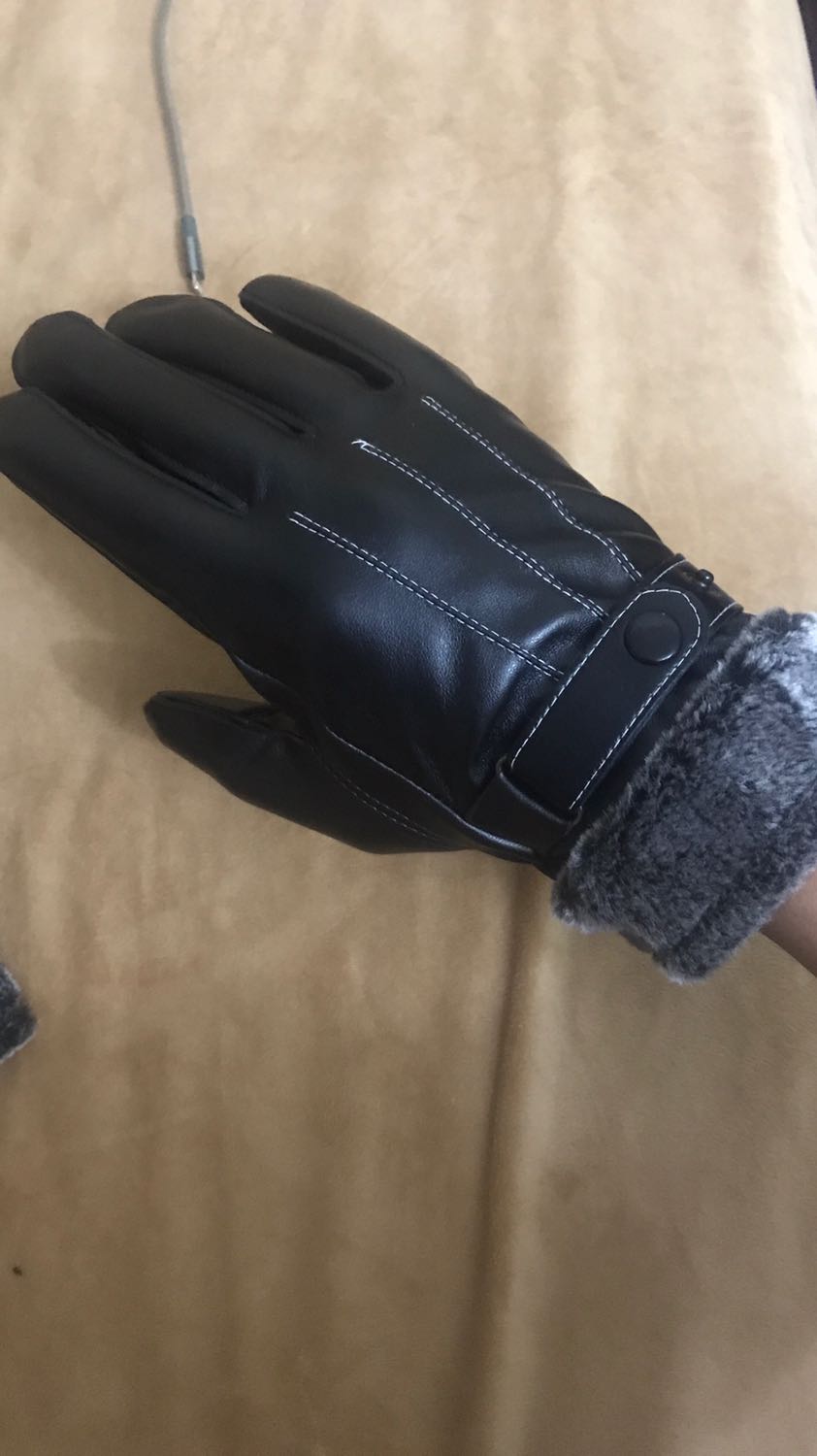 Găng tay da mềm mại, lớp lót lông đeo vào rất ấm và êm tay nữa, không có cảm giác thôi bởi da. Đeo rất mềm mại và dễ chịu. Cảm ứng điện thoại ngon lành. Nói chung so với tầm giá thì đánh giá 5 sao ủng hộ shop luôn.