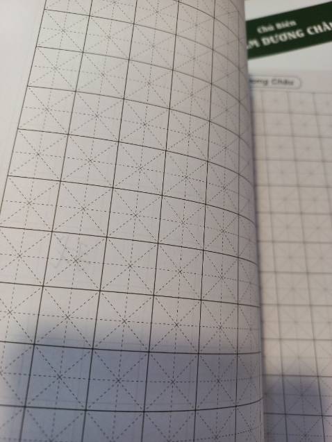 Giấy dày và mịn. Mình viết bút mực nước nhưng mặt sau giấy ko bị lem qua hay hằn vết mực qua.