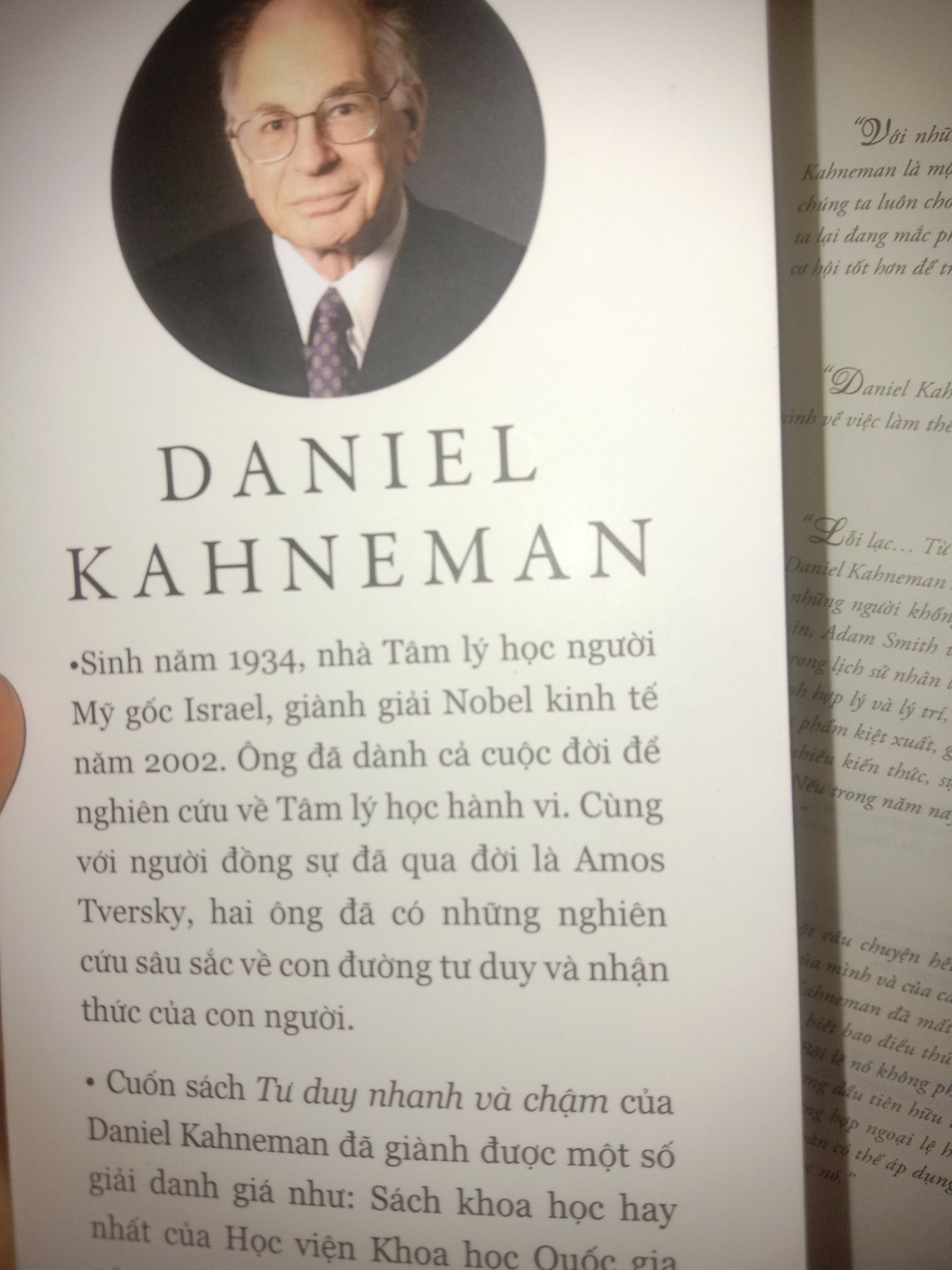 bên ngoài sách bị móp ở góc 
ở gáy sách còn có vết bẩn còn bên trong thì sách không có vấn đề gì