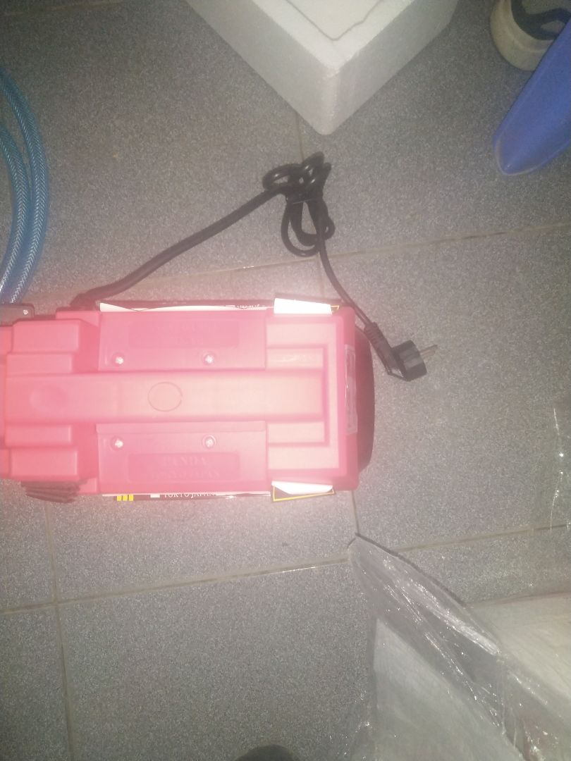 Tem dán bị bong gần rụng ra .dưới bụng máy có dầu nhớt sờ ướt tay chắc k phải dầu bảo quản .máy dùng mạnh.đủ phụ kiện như quảng cáo.  ok .bền thì chưa biết đc.