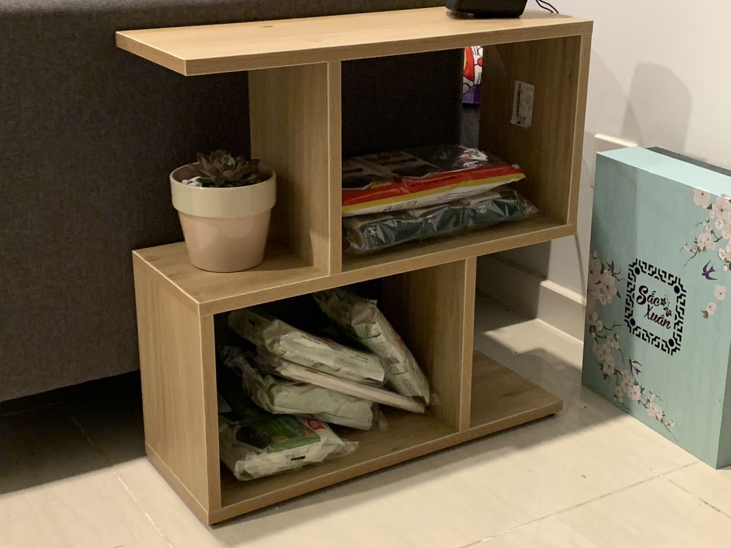 Kệ thiết kế đơn giản nhưng đẹp, có các tem che ốc bắt thanh gỗ. Shop xử lý và vận chuyển đơn hàng nhanh. Sẽ ủng hộ lần tới.