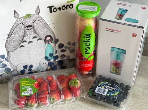 sản phẩm rất cute, màu và mẫu y chang hình. Lại tiện dụng với đĩa sạc được dtdd (iphone luôn). Rất thích hợp vời nữ văn phòng bận rộn. bạn cắt sẵn trái cay để trong cốc đem đến công ty, chiều gỡ hũ sữa chua và đập tí đá bỏ vào (dđập nhỏ thui nhé, đâu thể so sánh công suất 50w với cối xay chuyên dụng được, nhưng nhìn chung là đá bi xay tốt) là được một cốc sinh tố đủ dưỡng chất cho cữ chiều. Phòng mình rủ nhau mua hết 7-8 cái luôn đó vì thấy tiện và xinh. Thêm 1 ý tưởng làm quà sinh nhật hay ho nhé.