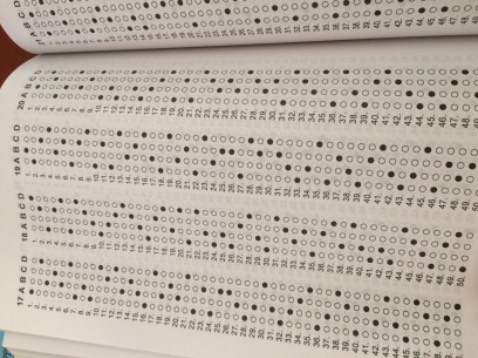 Bộ câu hỏi theo từng chủ đề, từ vựng tương đối khó, chỉ có đáp án không có lời giải chi tiết nên việc tra từ khá bất tiện nhưng được cái hỗ trợ việc mở rộng vốn từ hơn. Sách thầy Vĩnh Bá rất tốt, chỉ có điều giấy hơi mỏng.