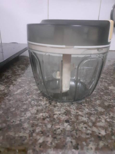 Hộp nhỏ gọn, phù hợp xay tỏi ớt lượng vừa đủ nấu ăn gia đình, cầm vừa tay không bị to quá. Dễ sử dụng, lưỡi dao nhỏ thôi nhưng bén lắm nhé, phải cẩn thận khéo léo 1 chút khi vệ sinh. Tháo lắp vệ sinh dễ và nhanh, 1 sản phẩm hữu ích