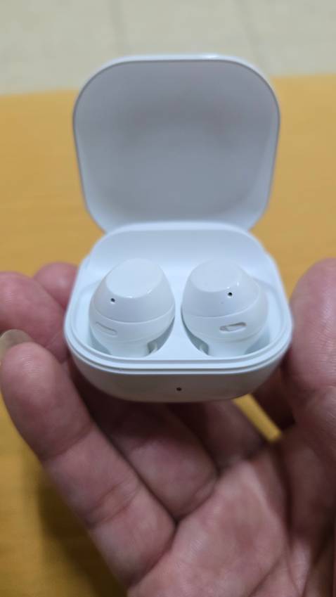 Âm nghe tốt, tuy nhiên đeo lâu sẽ đau vành tai, vì thiết kế hơi to.