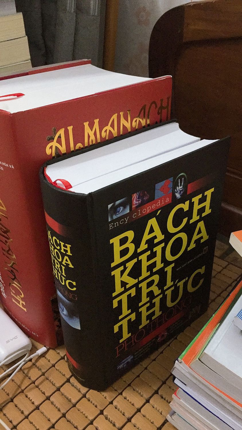 Almanach đã nổi tiếng từ lâu, xuất bản lần đầu năm 1996. 
Năm 2006 khi tái bản sửa chữa bổ sung lần thứ nhất cho bản 1996 mình đã dành tiền tiêu gần một tháng của một sinh viên để mua với giá 500k. Hồi đó 500k là rất có giá trị.
Bây giờ thấy ấn bản 2018 sửa chữa bổ sung thế là mua luôn về để so sánh với bản 2006 tác giả đã bổ sung những gì.
Nhưng canh cho tới mức giảm giá còn 1tr272 (giảm 15% ) mình mới mua. Lần này đợi Tiki đến mòn con ngươi luôn. 
Nhưng tựu chung lại thì vẫn là 5 stars.
