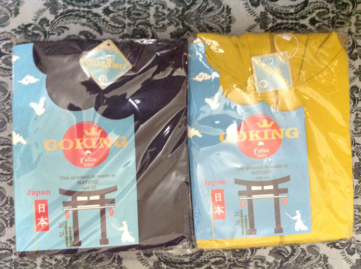 Nghe mọi người đánh giá vải thun mỏng nên mình mua thử 1 áo. Mình đã giặt và mặc hơn 1 tháng cảm thấy rất hài lòng. Nên mua thêm 1 áo nữa. Theo đánh giá riêng của mình thì vải không mỏng. Khoác nhẹ vì vải 100% coton nên hút mồ hôi rất tốt. Áo may đẹp, đường may kỹ. 2 túi ngoài có dây kéo. Bên trong có 2 túi lớn + thêm 2 túi nhỏ có dây kéo thích hợp bỏ điện thoại, tiền khi đi công việc không cần mang theo giỏ or ví