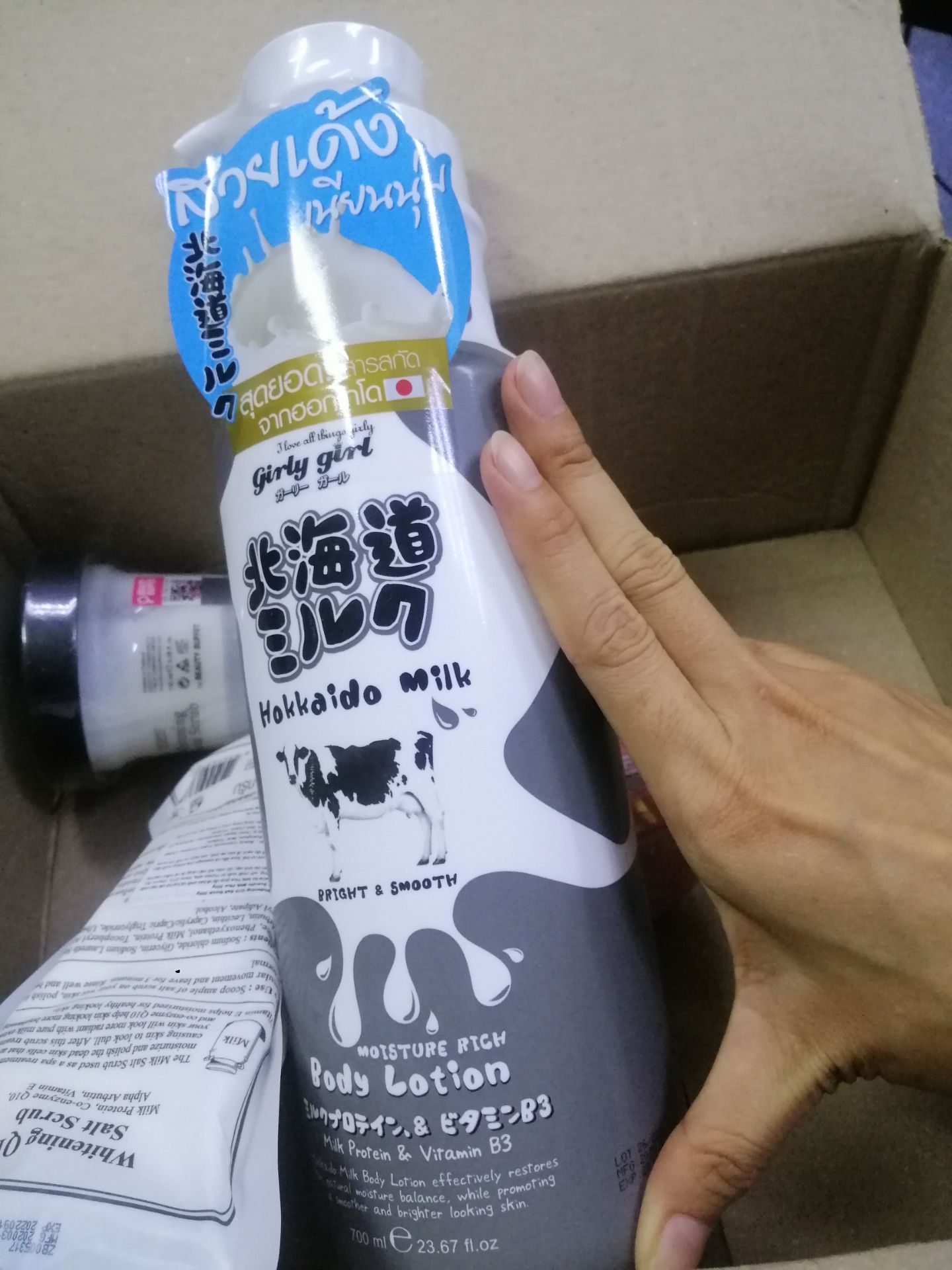 Mua hàng chai to đùng, nhìn sản phẩm chỉ được tầm 2 phần 3 chai thôi, cân thử cũng hơn 800g rồi nên yên tâm là đúng mô tả 700ml, do chai to quá nên hơi hiểu lầm, xứng đáng mua, hợp với giá tiền nữa. Sd thấy thấm nhanh, da mịn hẳn mà trắng chắc cần thời gian, da cũng bớt khô hơn. Thơm sữa bò nhè nhẹ, ngửi rất thích, không rít da nên cực thích. Hàng chính hãng Thái Lan, có tem đầy đủ, lần sau sẽ ủng hộ shop tiếp