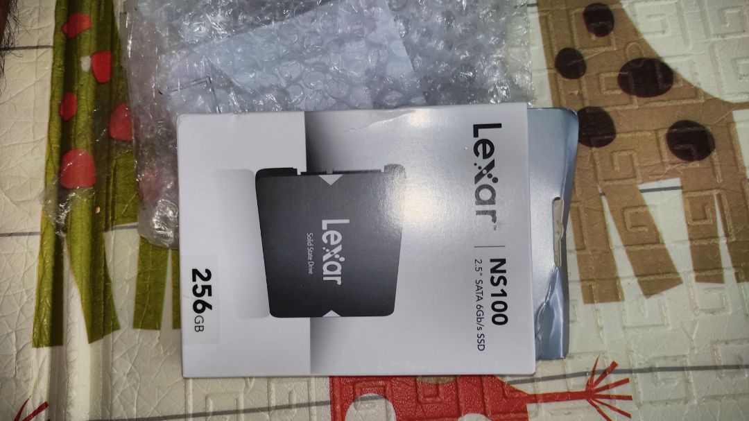 shop đóng gói quá thiếu cẩn thận, ssd mà gói 1 bọc nilong xốp bên ngoài mỏng te thế này đây, kết quả móp méo rách luôn cả hộp ssd, may ssd bên trong ko sao ! cần cải thiện hơn trong khâu đóng gói ! shop đóng gói quá thiếu cẩn thận, ssd mà gói 1 bọc nilong xốp bên ngoài mỏng te thế này đây, kết quả móp méo rách luôn cả hộp ssd, may ssd bên trong ko sao ! cần cải thiện hơn trong khâu đóng gói !