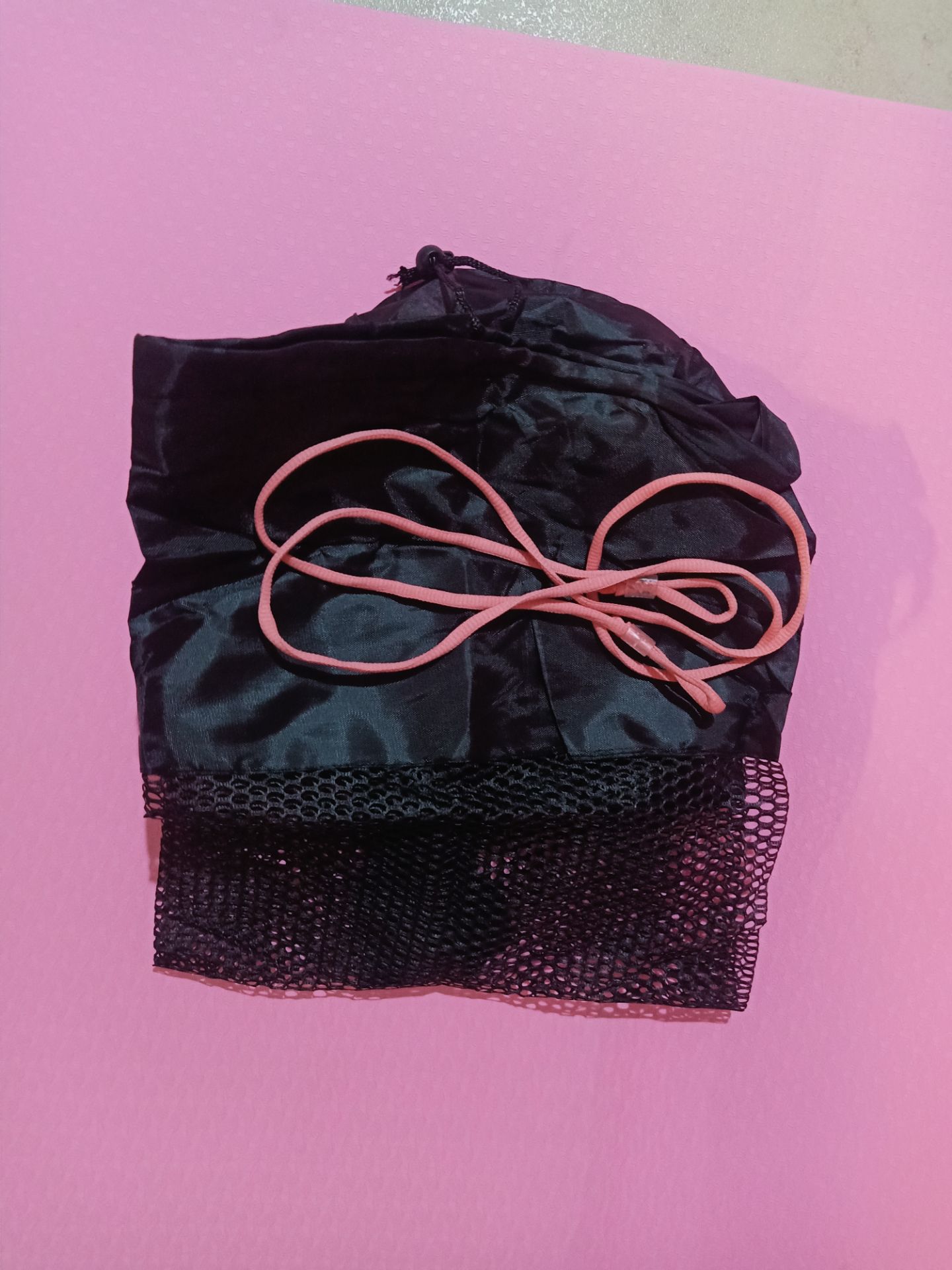 Hàng đóng gói cẩn thận, được tặng thêm túi đựng, nhìn chung rất hài lòng với sản phẩm và sẽ tiếp tục ủng hộ shop. Tuy nhiên shop nên cho khách hàng chọn màu thay vì gửi màu ngẫu nhiên. Hàng đóng gói cẩn thận, được tặng thêm túi đựng, nhìn chung rất hài lòng với sản phẩm và sẽ tiếp tục ủng hộ shop. Tuy nhiên shop nên cho khách hàng chọn màu thay vì gửi màu ngẫu nhiên.