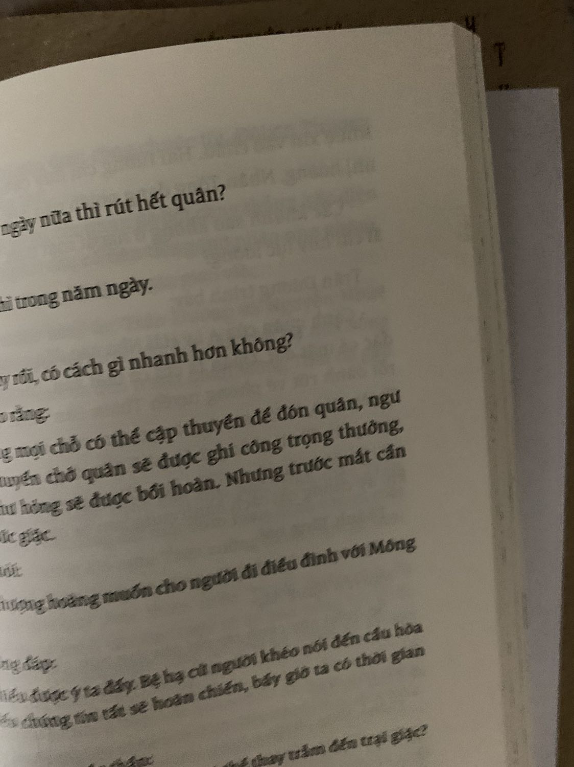 Sách về lịch sử, mua giá tốt, giao nhanh nhưng mà bìa k có cái gập trông cứ thiếu thiếu