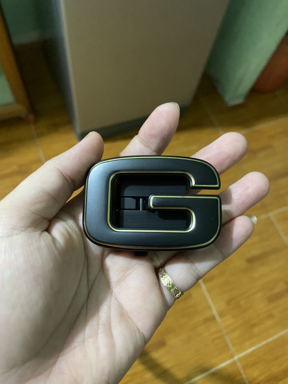 Hàng đẹp, nhưng đợi thời gian xem có bong tróc hay không.