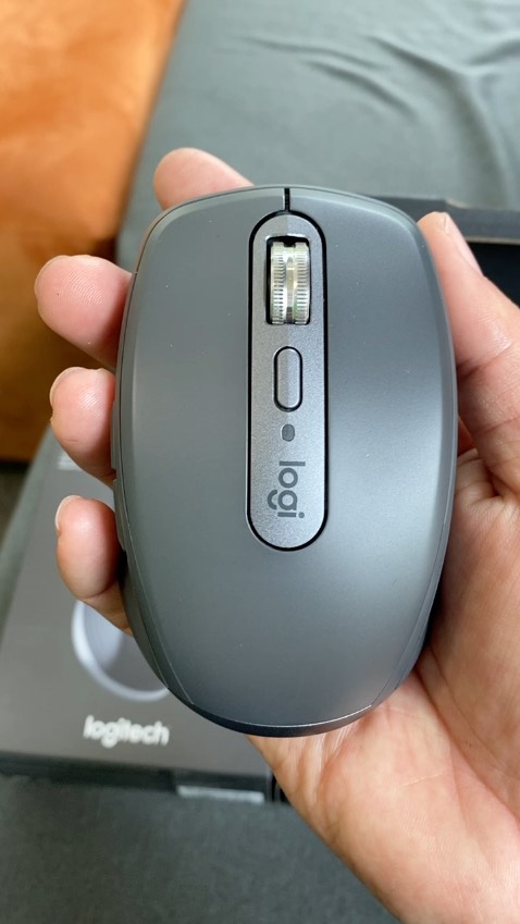 sản phẩm chính hãng, cảm giác nhẹ hơn đời 2, nút cuộn chỉ có 1 chế độ lăn, độ nhạy và mượt thì không cần bàn cãi về chất lượng của Logitech, tóm lại khá hài lòng...