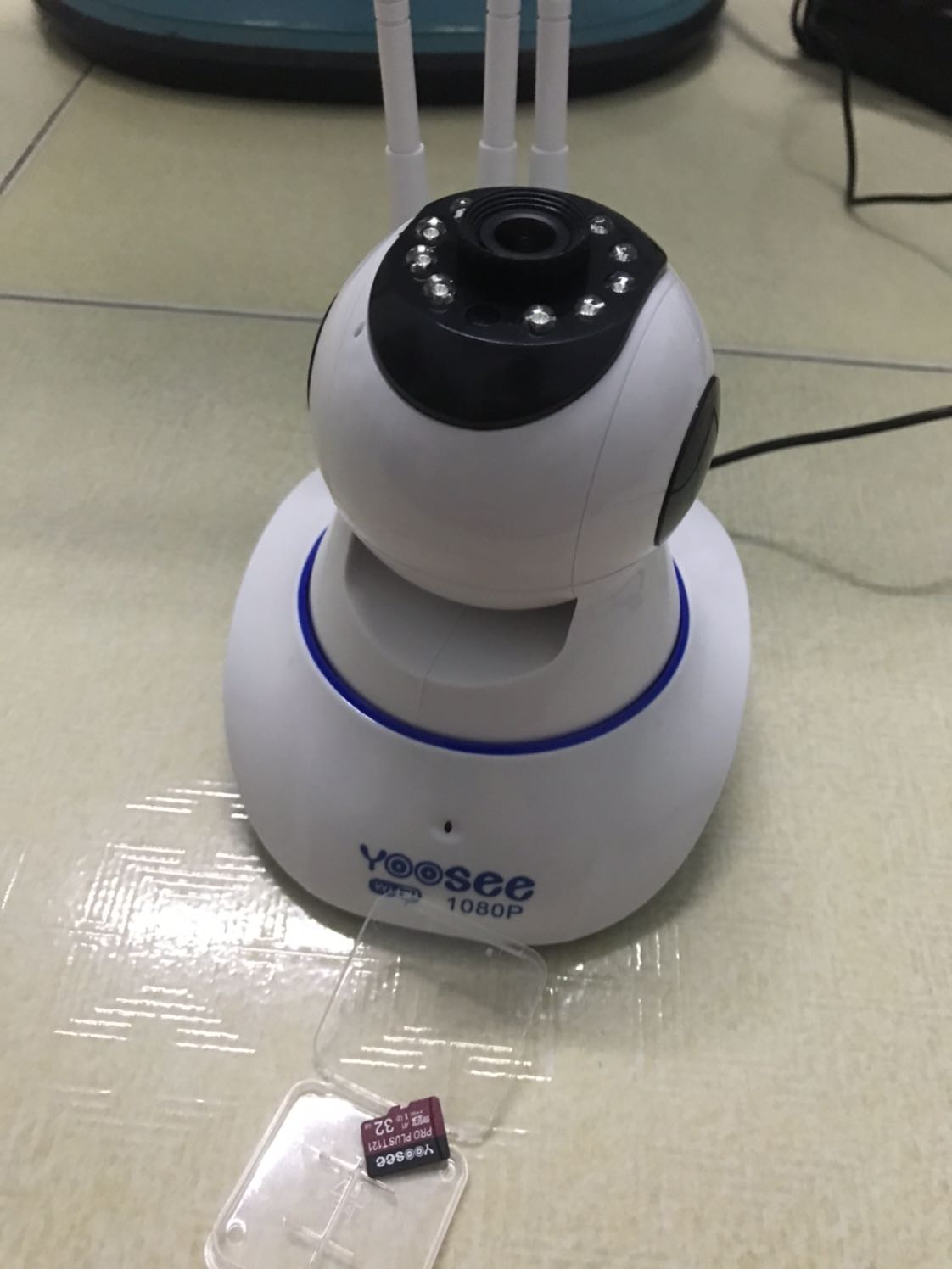 camera có tặng và sử dụng thẻ nhớ 32g nhưng không có chỗ gắn thẻ nhớ. Mong shop phản hồi đổi lại sản phẩm có chỗ gắn thẻ như quảng cáo