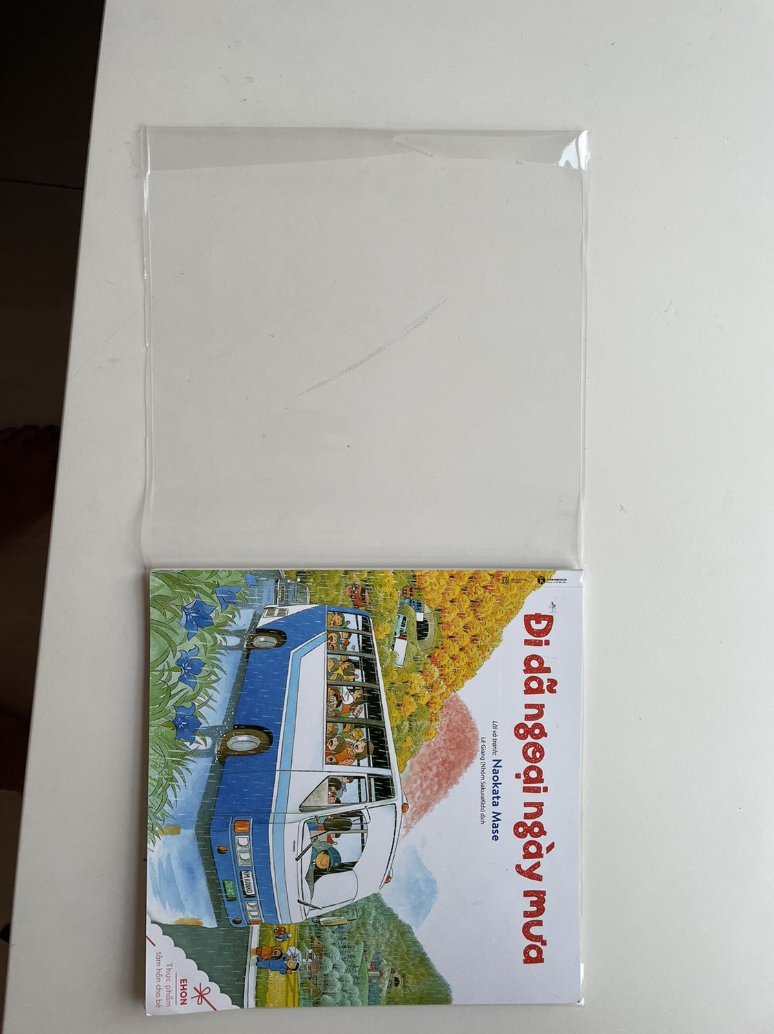 Sách hay bé mình rất thích (mình cũng thích lun vì sách rất đẹp) tuy nhiên lần này bookcare quá tệ, ko hiểu sao sách bản to như vậy mà mép bookcare chưa dc 2cm, mình lật nhẹ còn bung nói gì bé. Lun tin tưởng tiki bookcare đẹp cẩn thận nhưng lần này thất vọng thực sự.