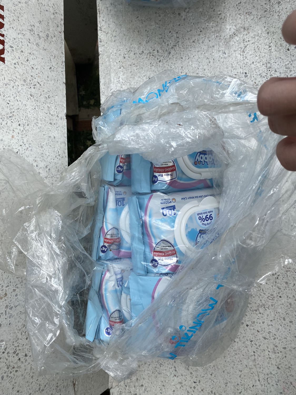 Mua 2 combo thế mà khi nhận hàng thì bị rách bao bì bên ngoài. Ktra lại thì thiếu mất 1 bịch. Do lo xịt khuẩn nên trả tiền vội cho shiper. Đến khi ktra báo lại thì shiper nói đã xác nhận đơn thành công rồi nên k trả lại đc. Phải liên hệ tiki giải quyết. Thấy phiền quá nên nhận cho xong. Thất vọng ghê