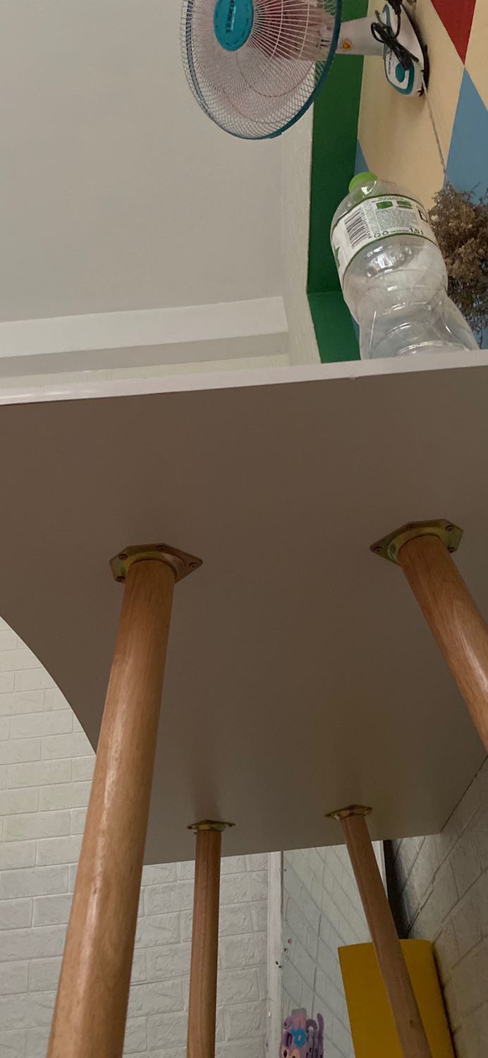 Bàn bự quá trời may mà vận chuyển k sứt mẻ gì :)) shop cho dư 1 cây đinh chứ k cho dư nhiều, shop cũng k kèm theo cây vặn. Giao hàng cũng khá nhanh~ mình con gái lắp bàn này cỡ 30p hơn tí