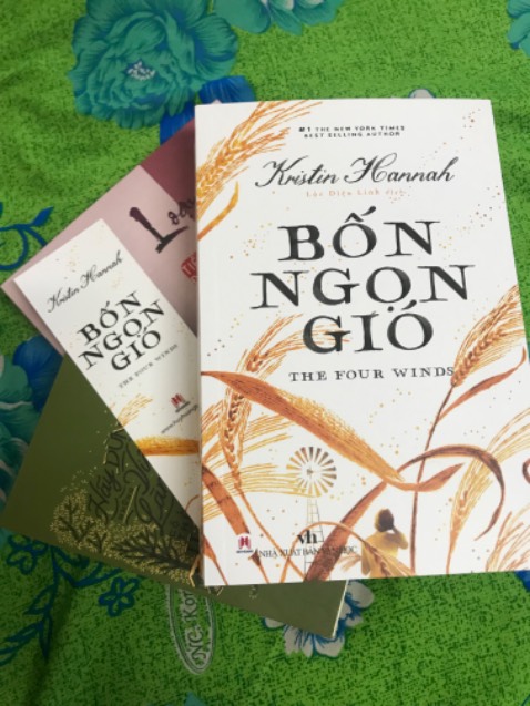 Rất thích tiểu thuyết Sơn Ca Vẫn Hót của tác giả này nên tiểu thuyết Bốn Ngọn Gió vừa được lên kệ là tôi rước em ấy về nhà luôn. Một tiểu thuyết tráng lệ về tình yêu, lý tưởng sống, lòng dũng cảm và niềm hy vọng. 

Đối mặt với sự khốc liệt của thiên nhiên hay bỏ lại tất cả để đi cư đến vùng đất mới để tìm kiếm một tương lai tươi sáng hơn? Nơi đâu cũng có muôn vàn khó khăn và thử thách. Dám hay không dám? 

“Chúng ta tìm thấy sức mạnh từ chính nỗi tuyệt vọng mà ta buộc phải gánh chịu. Chúng ta sẽ trở nên kiên cường.”

Tiki giao siêu tốc. Sách mới tinh, nguyên sealed.