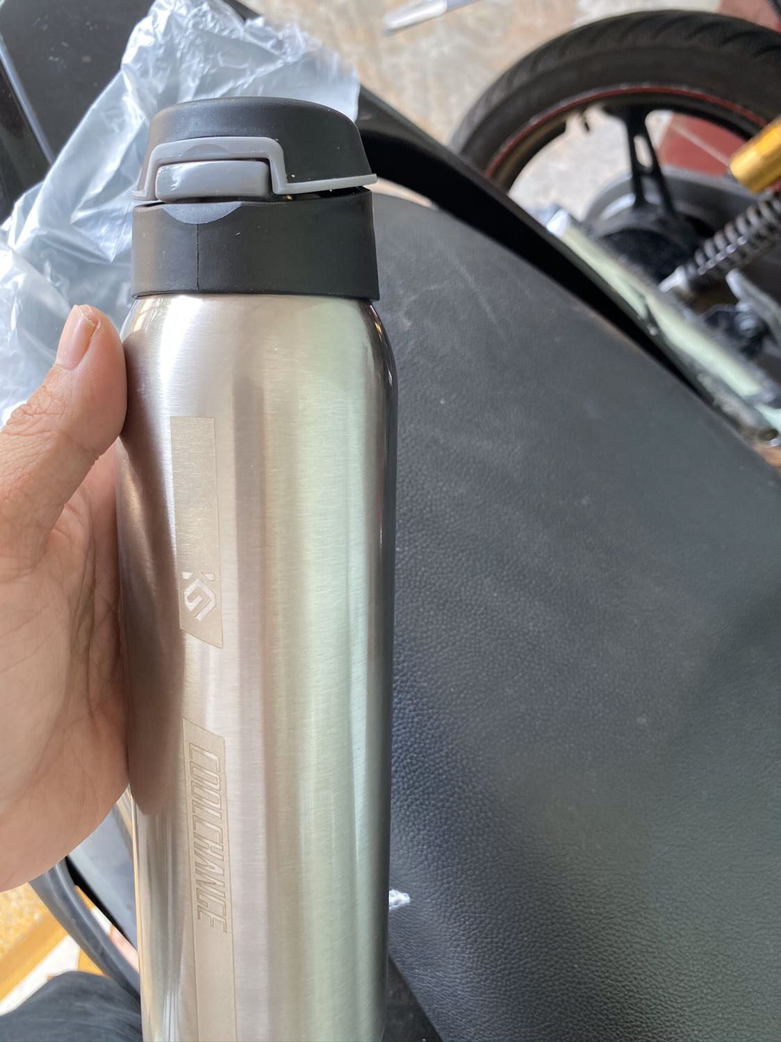 Hàng đẹp, tiếc là ko có kèm theo gá đỡ bình riêng nhưng rất hài lòng về sp này. Bình mới nên có mùi hôi xí do hạt hút ẩm bên trong thì phải, phải sục rửa bình nước ấm theo hướng dẫn là hết, có kèm thêm dây đeo khi cần thiết, nói chung giá cả tốt và an toàn hơn bình nhựa, đỡ hôi và tanh hơn