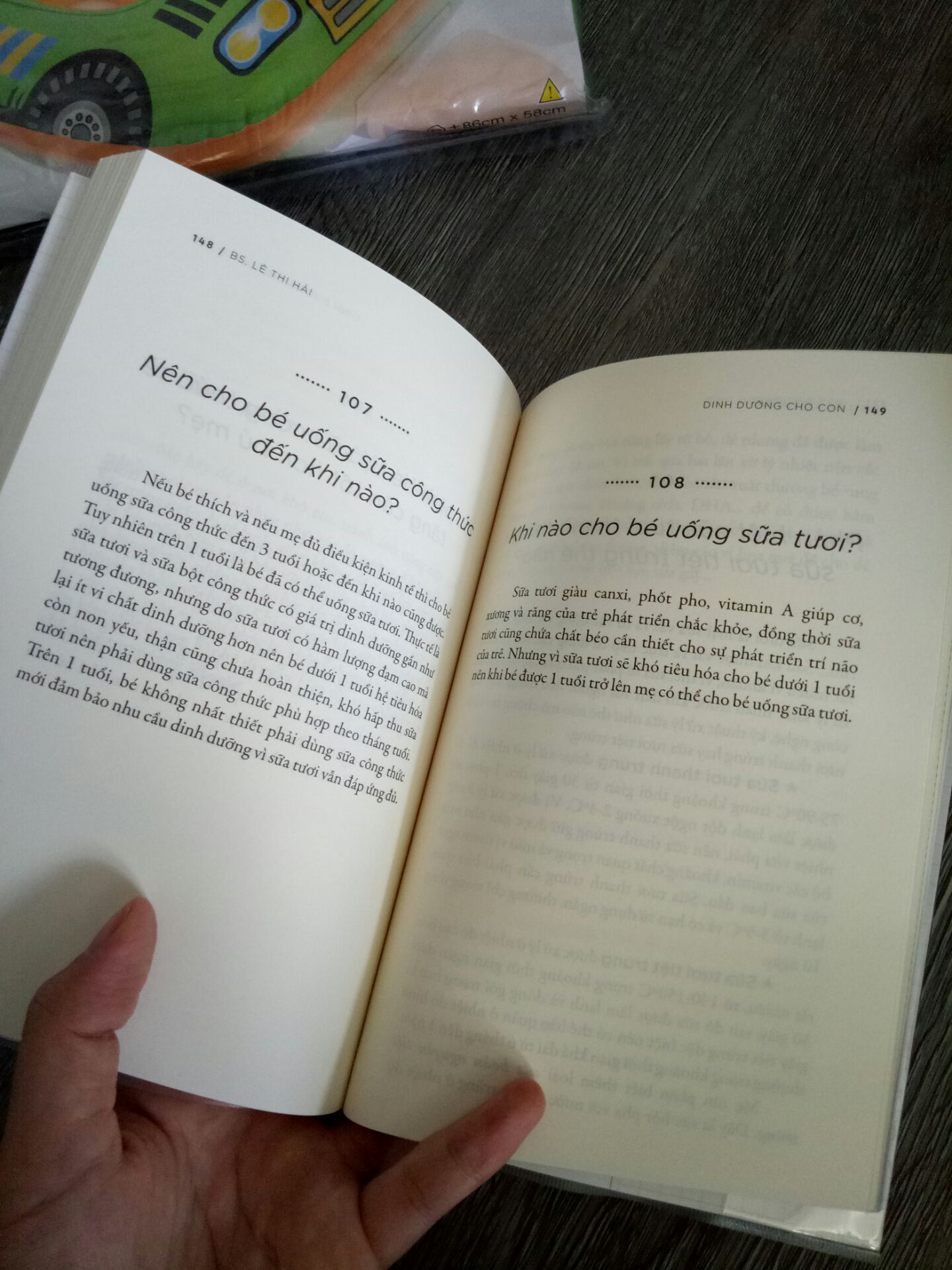 Giao hàng nhanh. Đóng gói cẩn thận. Có bọc sách, Sách mới. nội dung hữu ích chuẩn bị cho con ăn dặm, có thực đơn nhiều món phù hợp bé Việt Nam và các bản giá trị dinh dưỡng các món, cân nặng chiều cao của bé. Phần nội dung in trắng đen, phần sau in màu.