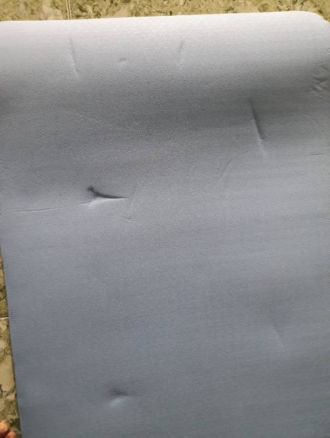 Hàng bị lỗi mà còn giao cho khách, thảm bị cấn móp, gãy. Làm ăn kiểu bố *** vậy. Đề nghị Tiki xem lại shop này. Khách hàng tránh xa cái shop này ra nha.