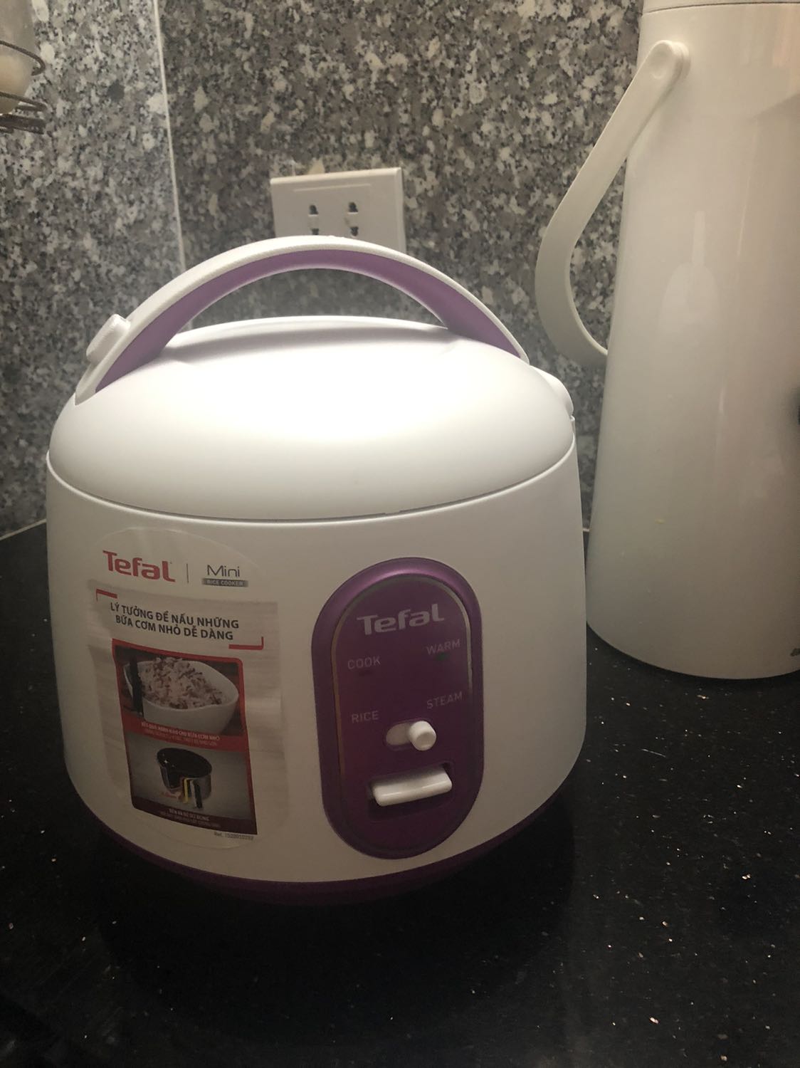 Hàng giao đúng hẹn. Không có hộp carton của tiki bên ngoài hộp tefal. May nồi không bị móp méo gì. Đầy đủ phụ kiện tem mác sản phẩm. Nồi nhỏ xinh trông cũng đẹp, chắc chắn. Mình chưa thử nấu cơm nên chưa biết chất lượng thế nào. Hy vọng cơm cũng ngon.