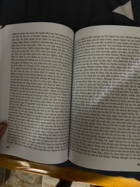 1 sao cho dịch vụ shop chứ không phải cho nội dung. Mua 3 quyển sách bìa cứng từ Thành phố Hồ Chí Minh ra Hanoi mà không bọc chống sốc hay đóng gói mút sốp. Tiki Hẹn giao ngày 28/1 thì 29/1 giao làm nhỡ việc người nhận. Sách rách phần bìa bên trong, nhiều trang chữ in mờ mất nét, quyển Liêu trai thì in xoắn sít khít hết trang giấy rất khó đọc (lỗi nội quan), lỗi ngoại quan bìa móp méo, méo góc cong bìa nhìn như quyển sách cũ bán hạ giá ngoài shop truyện cũ. Mua sale 50% nên không đòi hỏi gì hơn, mình mà khó tính sẽ đòi đổi cho bằng được rồi. Nhưng 1 phần vận chuyển xa mất thời gian nhắn tin, mất thời gian vật lực tiền bạc vận chuyển, rồi cũng sắp Tết rồi! Nếu shop bán hàng có tâm ngay ban đầu suy nghĩ những rề rà phiền toái phức tạp nếu làm ăn hời hợt thì chẳng ra cớ sự này. Tất cả các bên đều mất tiền bạc, thời gian, chi phí phát sinh, gánh nặng chỉ vì không cẩn thận, trân trọng đóng gói và kiểm tra sản phẩm thật kỹ trước khi giao hàng.