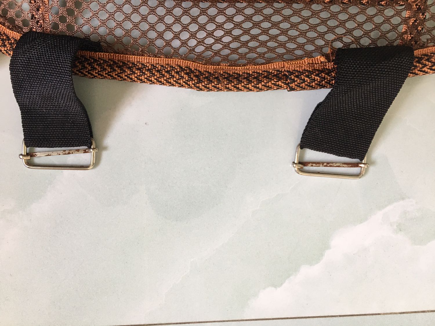 Sử dụng tốt. Điểm trừ: Dây buộc hai bên hơi ngắn. Móc bị rỉ sét.
Nhân viên giao hàng hơi thô lỗ. Giao trễ 1 ngày.