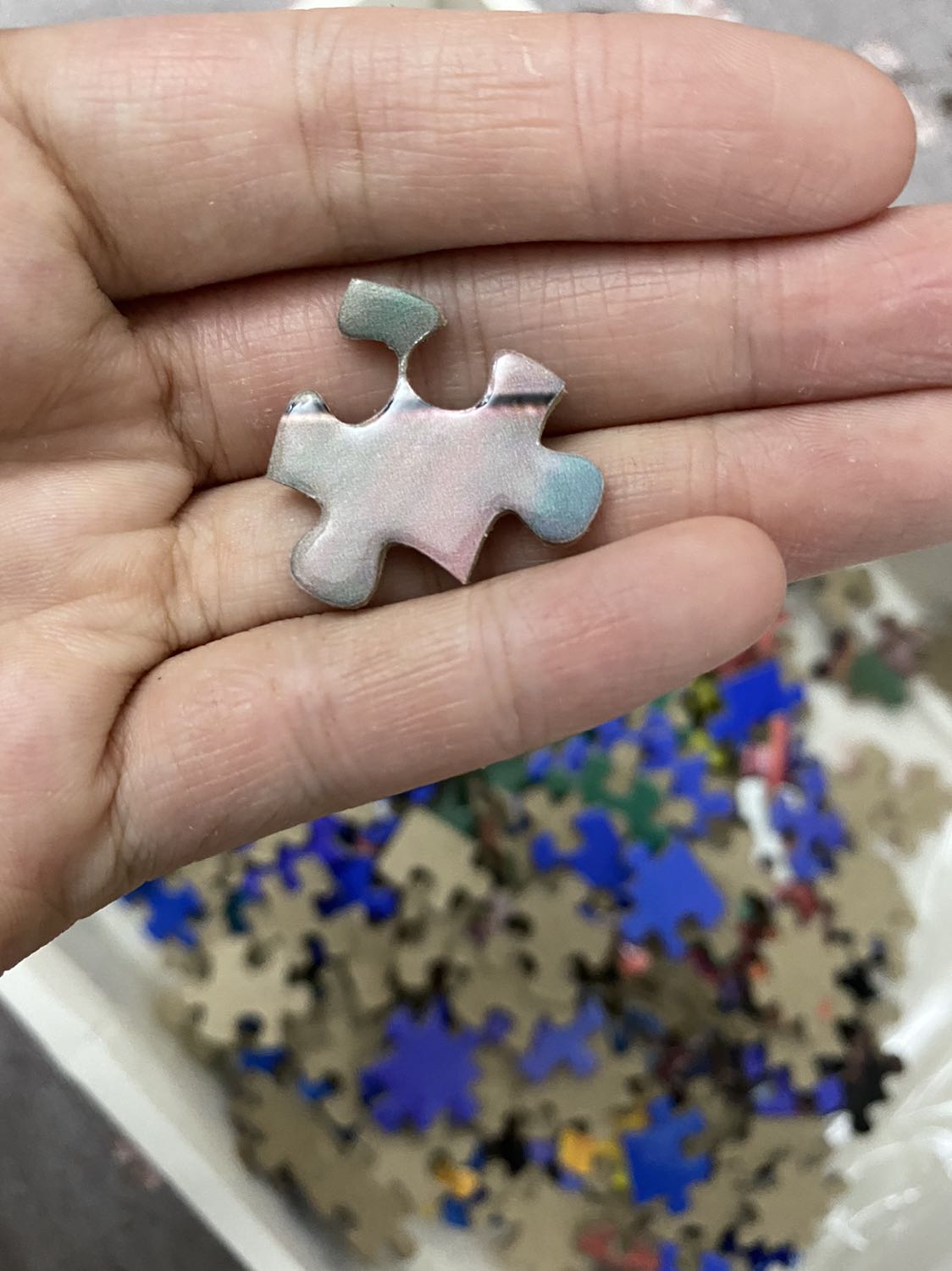 Mảnh ghép in đẹp, bìa dày. Tuy nhiên nên ghi kí hiệu sau mỗi mảnh ghép. Có một vài mảnh ghép được cắt khá mỏng, dễ bị rời ra . Nói chung là mình vẫn khá ưng nhé!