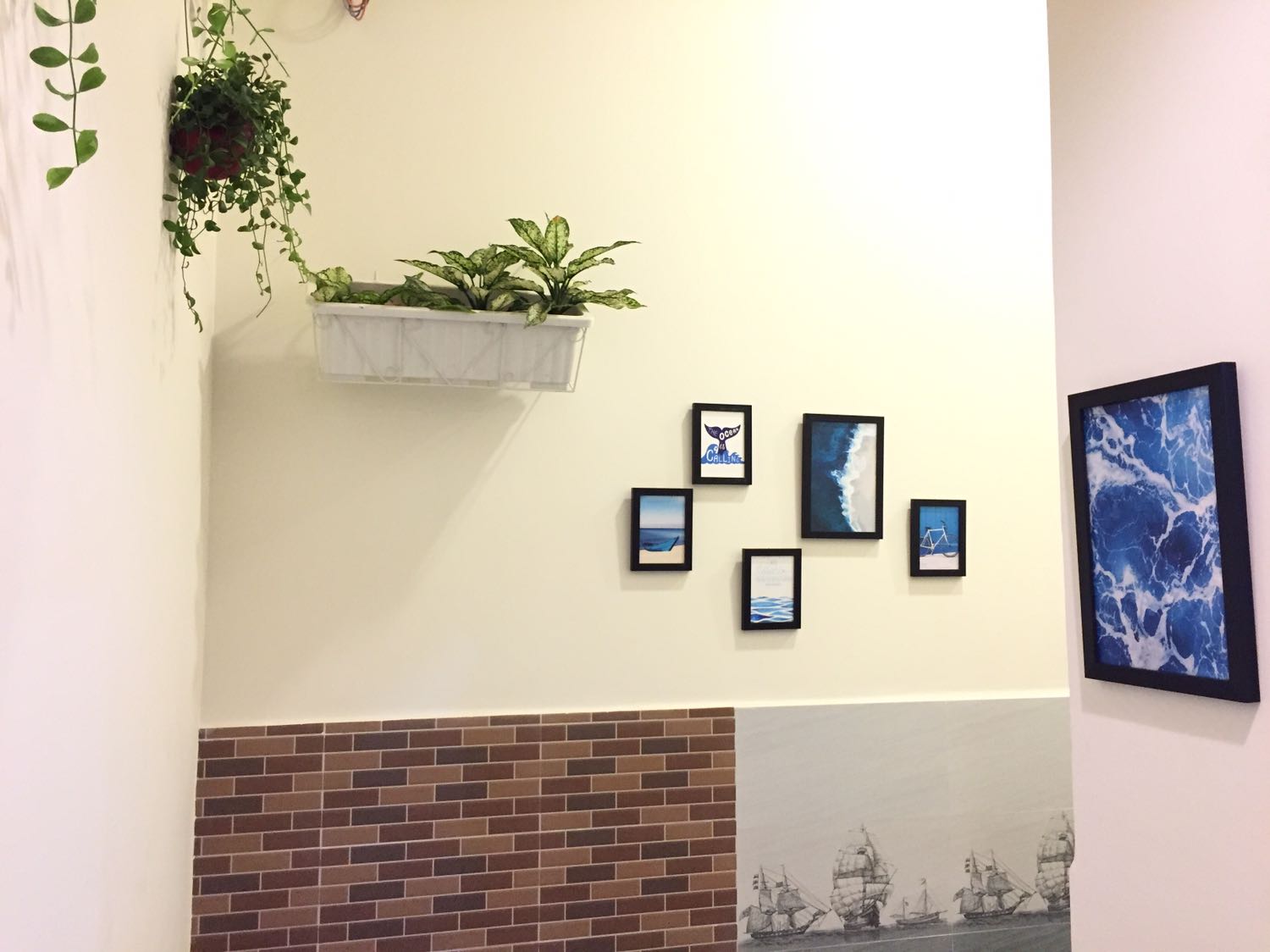 Tiki đóng gói rất kỹ. Tranh đẹp, chất liệu này dễ lau chùi, màu sắc đẹp. Rất hài lòng về chất lượng và giá cả.